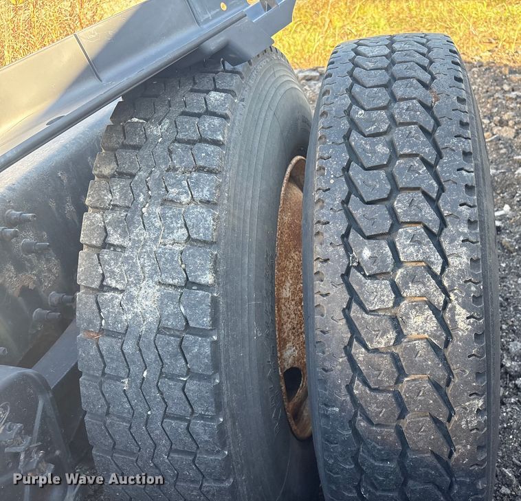 image for item EV2541 2006 Mack CXN613 semi truck