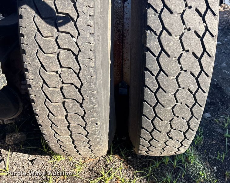 image for item EV2541 2006 Mack CXN613 semi truck