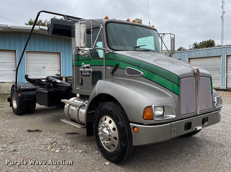 image for item EV3226 2008 Kenworth T300 hook lift truck