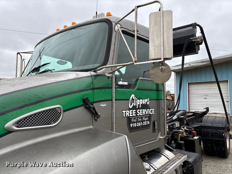 image for item EV3226 2008 Kenworth T300 hook lift truck