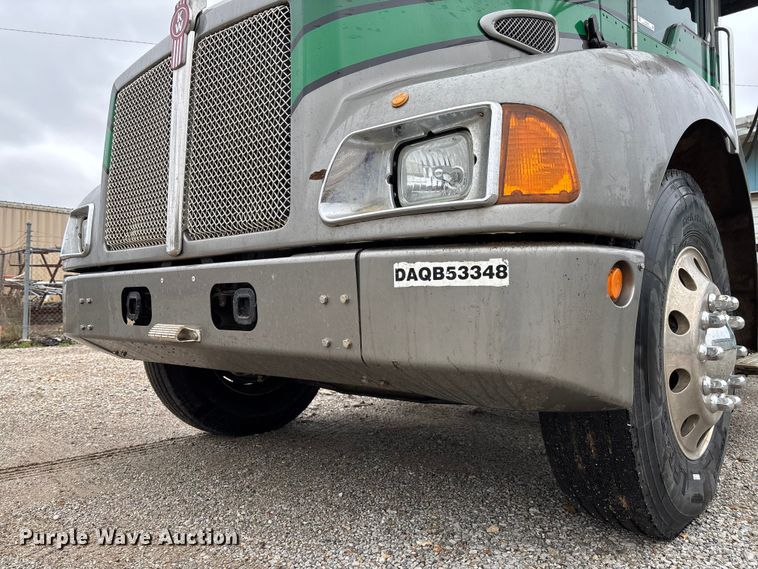 image for item EV3226 2008 Kenworth T300 hook lift truck