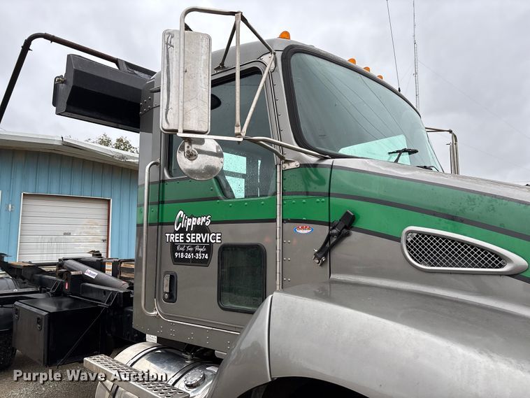 image for item EV3226 2008 Kenworth T300 hook lift truck