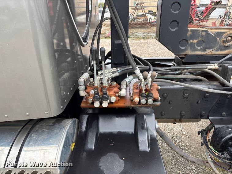 image for item EV3226 2008 Kenworth T300 hook lift truck