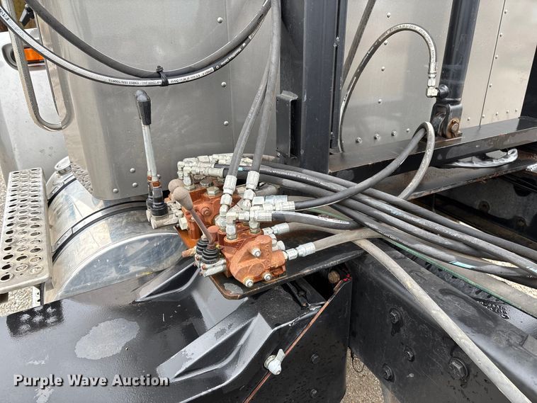 image for item EV3226 2008 Kenworth T300 hook lift truck