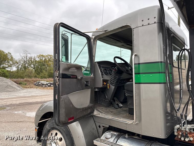 image for item EV3226 2008 Kenworth T300 hook lift truck