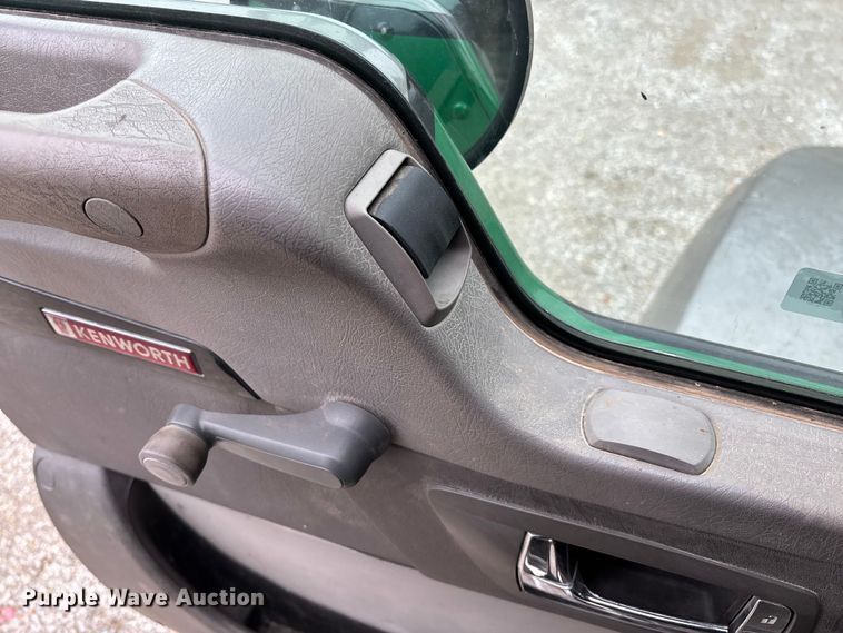 image for item EV3226 2008 Kenworth T300 hook lift truck