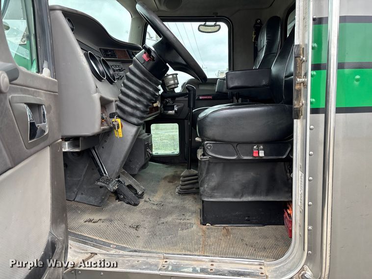 image for item EV3226 2008 Kenworth T300 hook lift truck