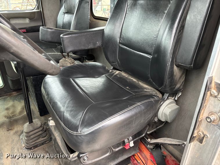 image for item EV3226 2008 Kenworth T300 hook lift truck