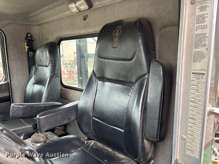 image for item EV3226 2008 Kenworth T300 hook lift truck