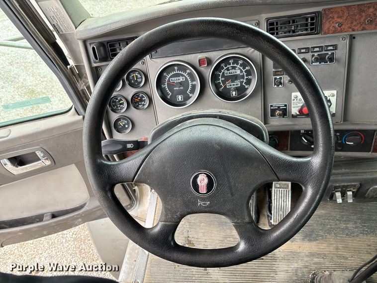 image for item EV3226 2008 Kenworth T300 hook lift truck