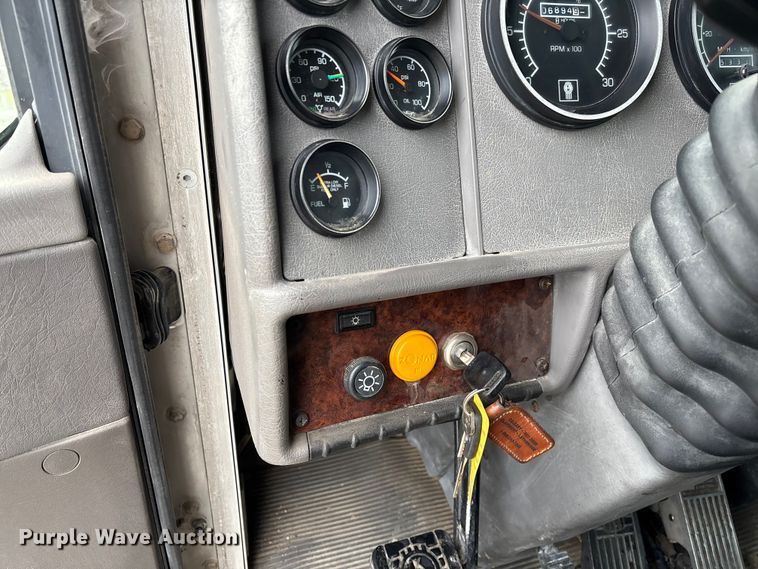 image for item EV3226 2008 Kenworth T300 hook lift truck