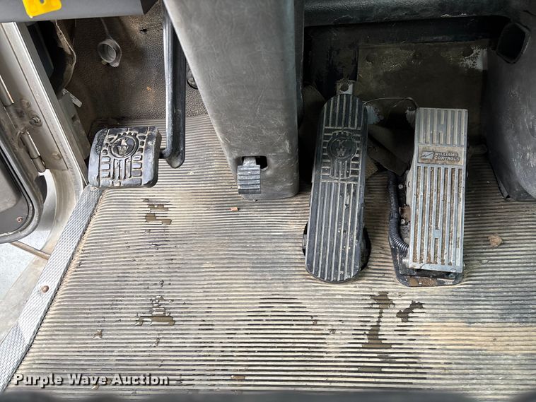 image for item EV3226 2008 Kenworth T300 hook lift truck