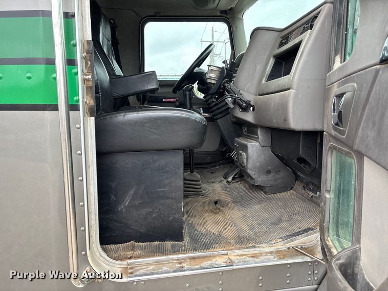 image for item EV3226 2008 Kenworth T300 hook lift truck