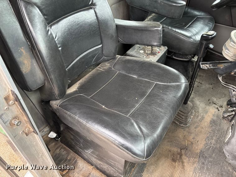 image for item EV3226 2008 Kenworth T300 hook lift truck