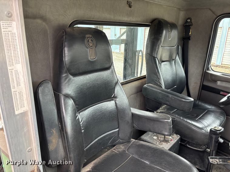 image for item EV3226 2008 Kenworth T300 hook lift truck