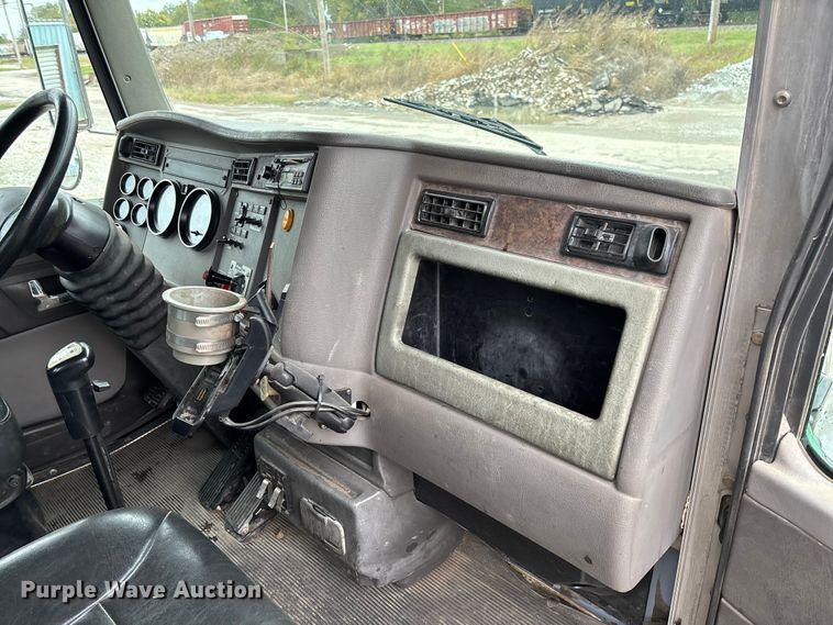 image for item EV3226 2008 Kenworth T300 hook lift truck