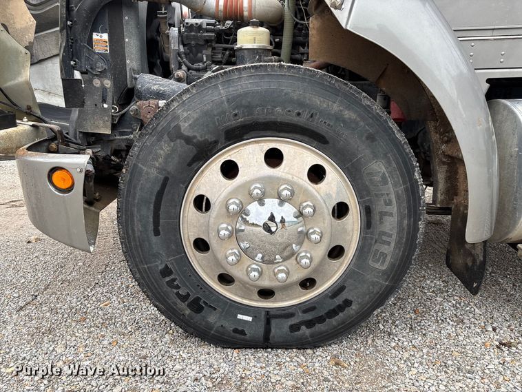 image for item EV3226 2008 Kenworth T300 hook lift truck