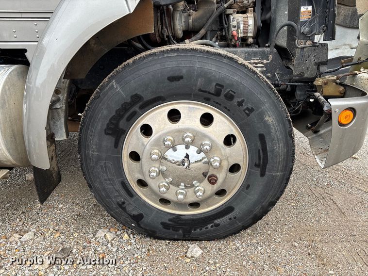 image for item EV3226 2008 Kenworth T300 hook lift truck