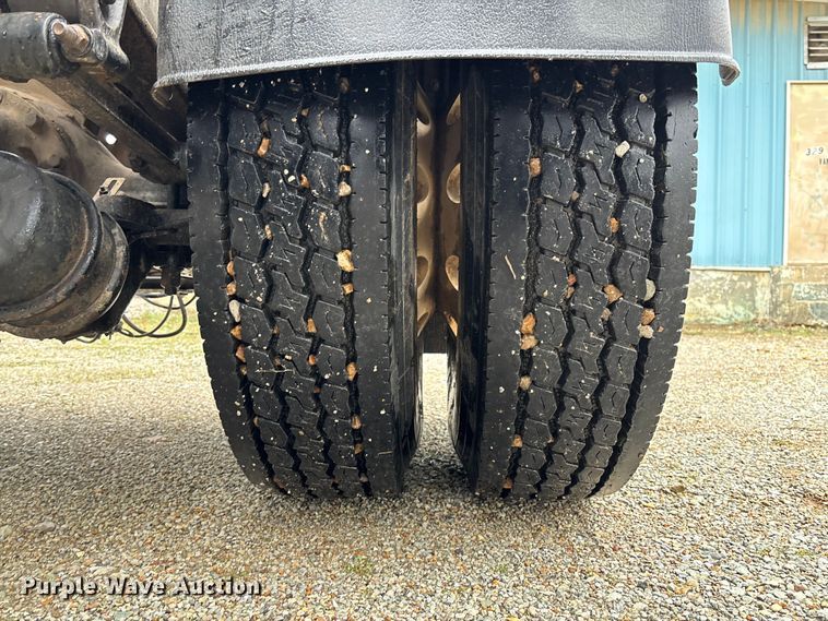 image for item EV3226 2008 Kenworth T300 hook lift truck