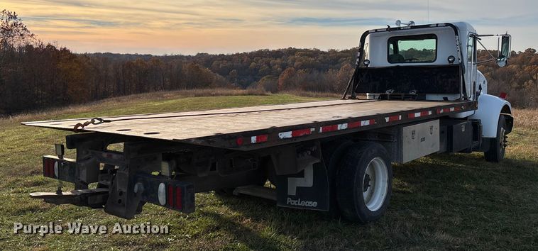 image for item EV3268 2000 Peterbilt 330 rollback truck