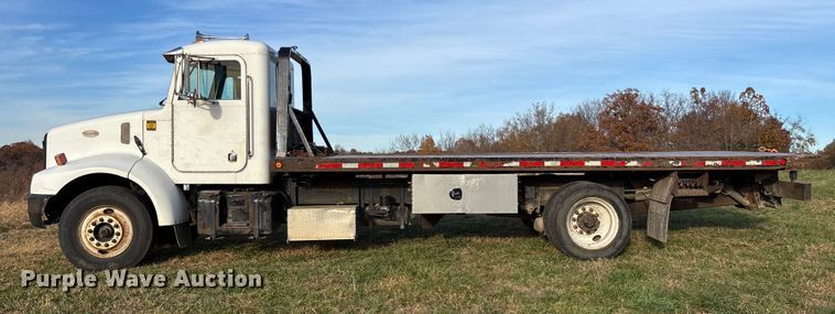 image for item EV3268 2000 Peterbilt 330 rollback truck