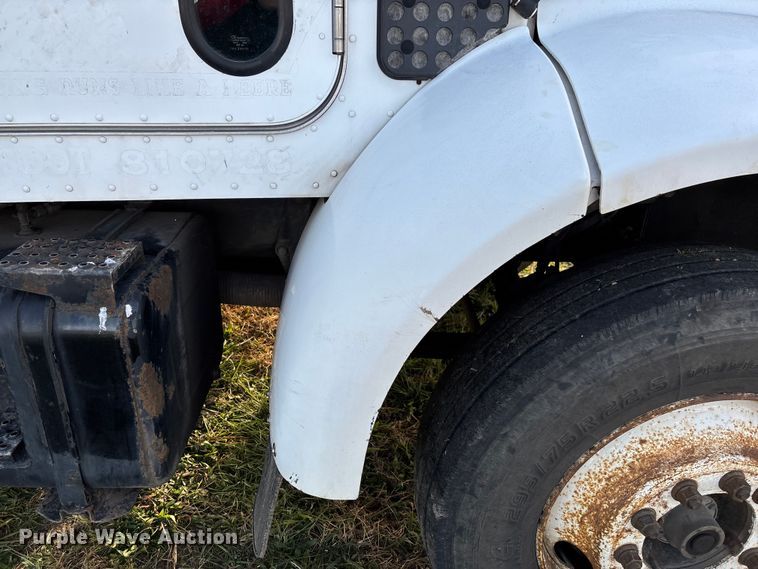 image for item EV3268 2000 Peterbilt 330 rollback truck