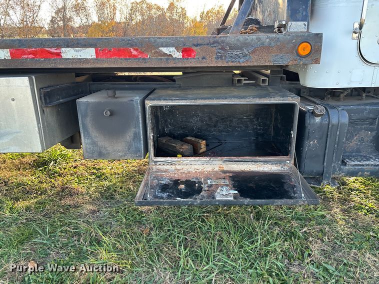 image for item EV3268 2000 Peterbilt 330 rollback truck