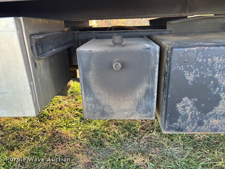 image for item EV3268 2000 Peterbilt 330 rollback truck