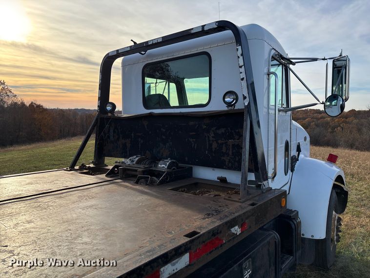 image for item EV3268 2000 Peterbilt 330 rollback truck