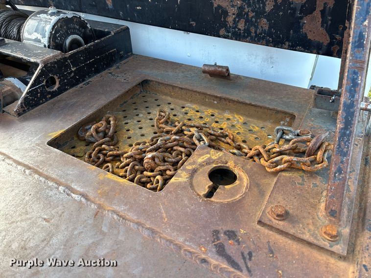 image for item EV3268 2000 Peterbilt 330 rollback truck