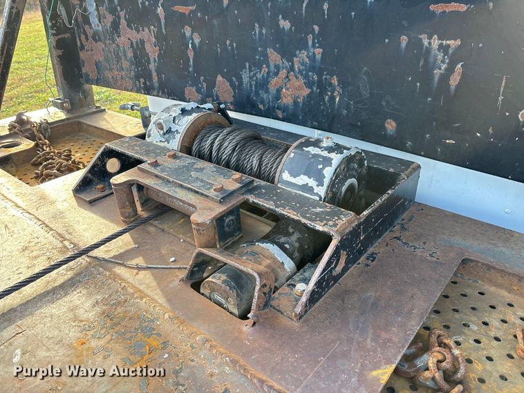 image for item EV3268 2000 Peterbilt 330 rollback truck