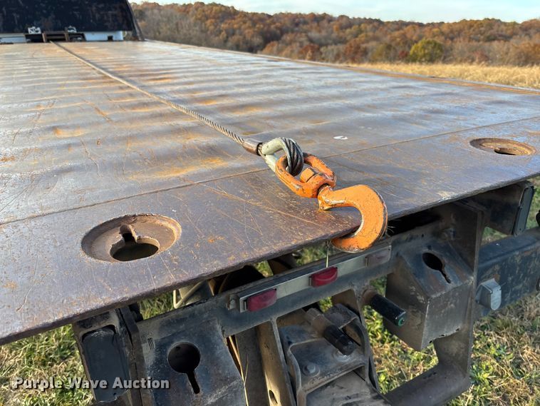 image for item EV3268 2000 Peterbilt 330 rollback truck