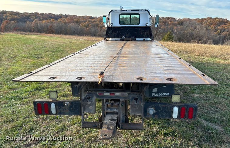 image for item EV3268 2000 Peterbilt 330 rollback truck