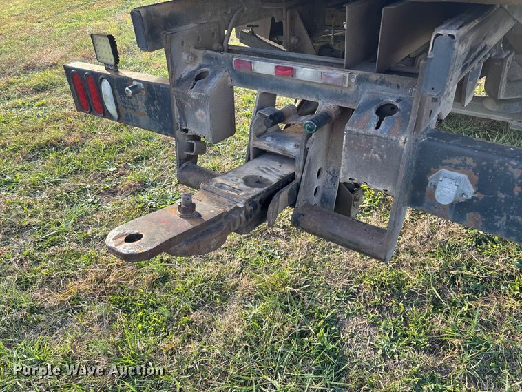 image for item EV3268 2000 Peterbilt 330 rollback truck