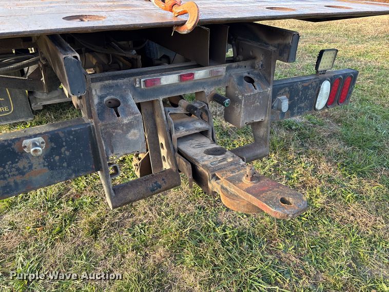 image for item EV3268 2000 Peterbilt 330 rollback truck