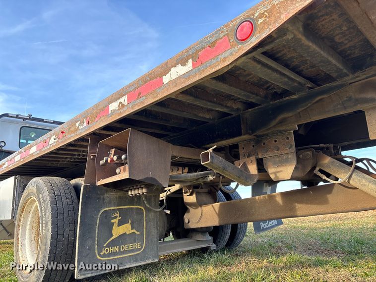 image for item EV3268 2000 Peterbilt 330 rollback truck