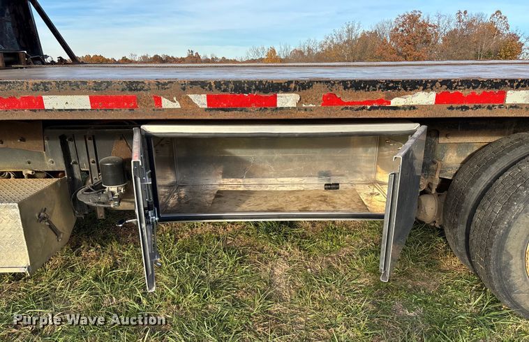 image for item EV3268 2000 Peterbilt 330 rollback truck