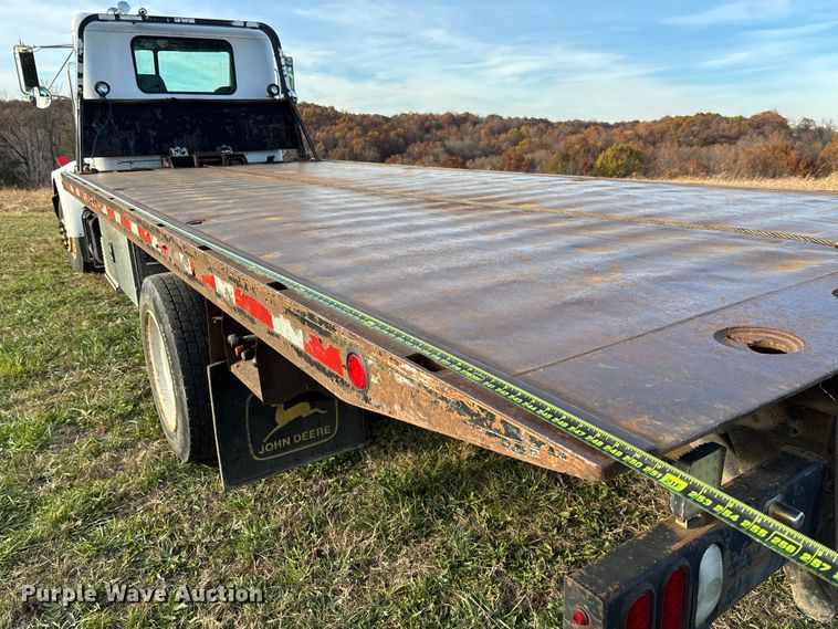 image for item EV3268 2000 Peterbilt 330 rollback truck