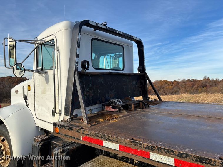 image for item EV3268 2000 Peterbilt 330 rollback truck