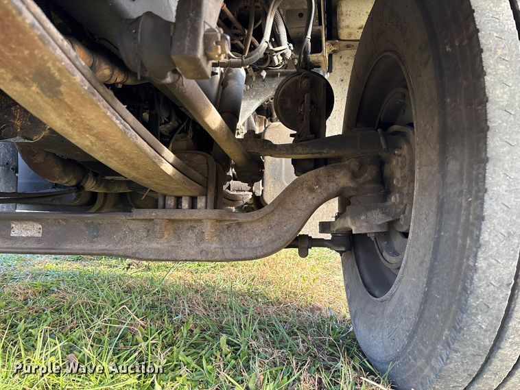 image for item EV3268 2000 Peterbilt 330 rollback truck