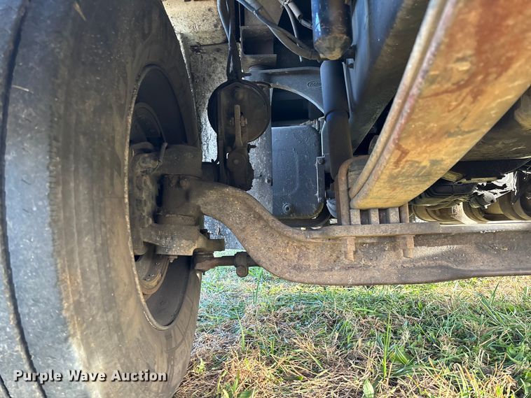 image for item EV3268 2000 Peterbilt 330 rollback truck