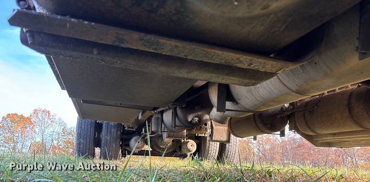 image for item EV3268 2000 Peterbilt 330 rollback truck