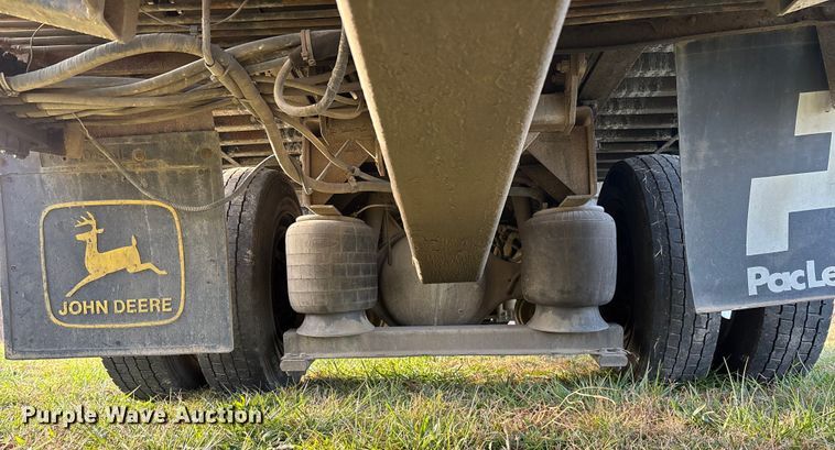 image for item EV3268 2000 Peterbilt 330 rollback truck