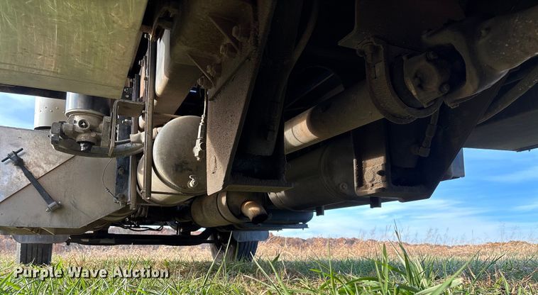 image for item EV3268 2000 Peterbilt 330 rollback truck