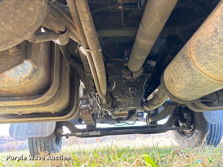 image for item EV3268 2000 Peterbilt 330 rollback truck