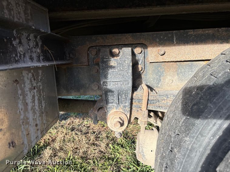 image for item EV3268 2000 Peterbilt 330 rollback truck