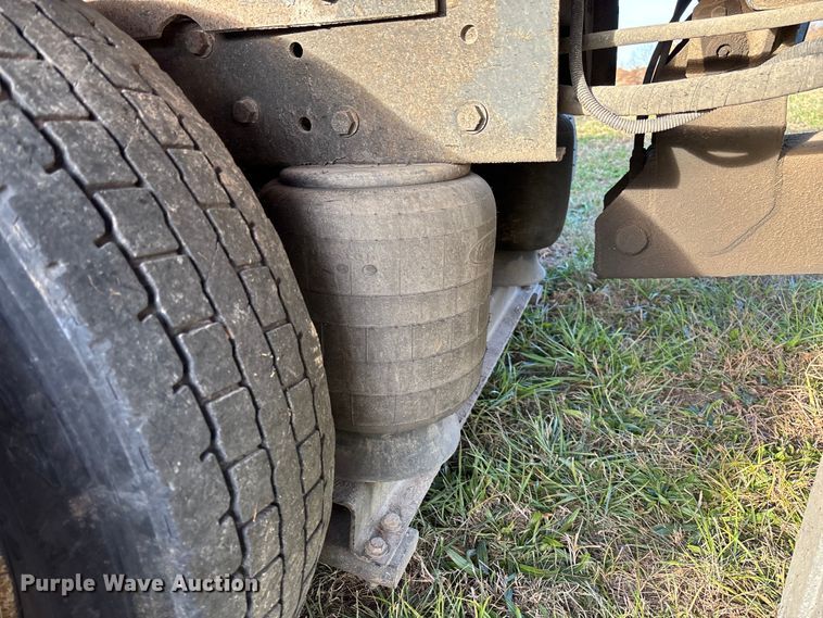 image for item EV3268 2000 Peterbilt 330 rollback truck