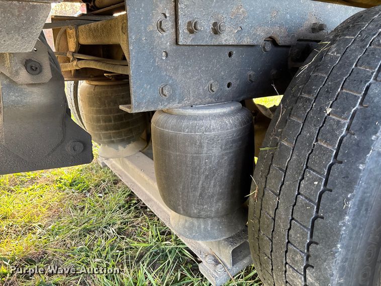 image for item EV3268 2000 Peterbilt 330 rollback truck