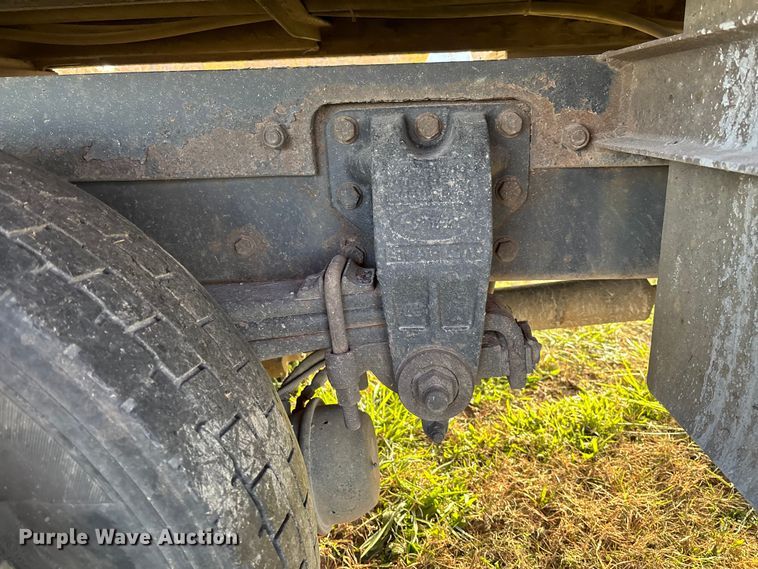 image for item EV3268 2000 Peterbilt 330 rollback truck