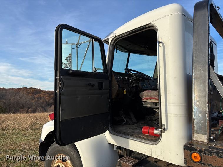 image for item EV3268 2000 Peterbilt 330 rollback truck